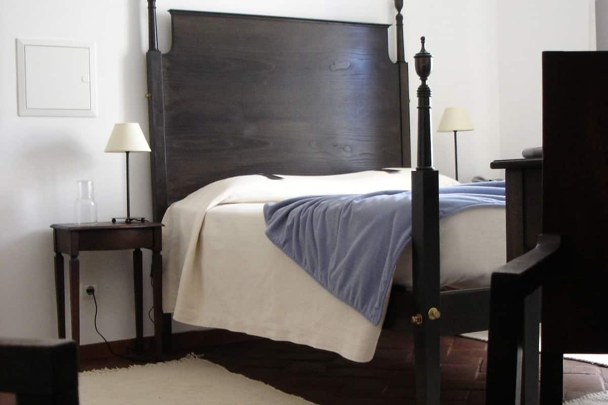 Ropa de cama de alta calidad, escritorio y cortinas blackout