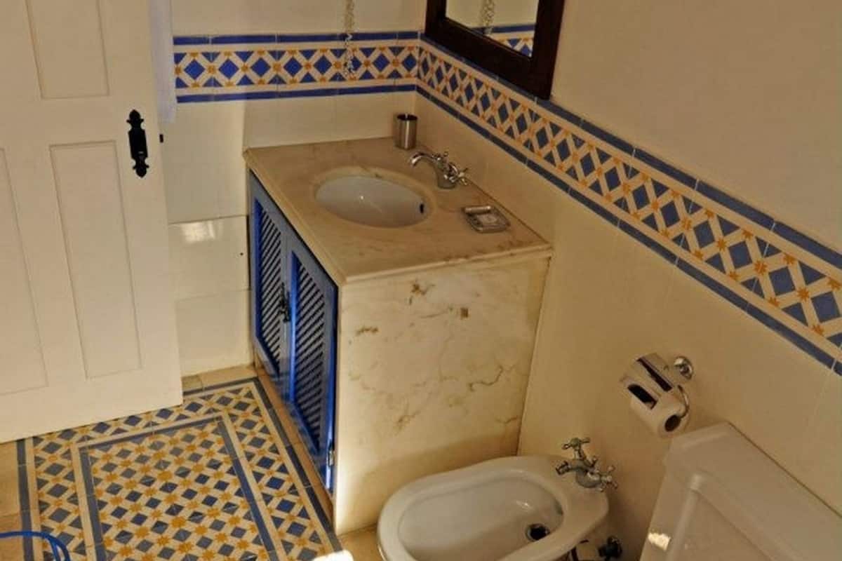 standard double or twin room | bathroom | free toiletries, hair dryer, bathrobes, slippers