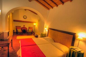 Family Room | Premium bedding, desk, blackout curtains - Monte da Rosada (Estremoz)