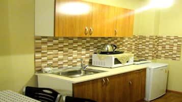 Refrigerador, microondas, cafetera/tetera, utensilios de cocina