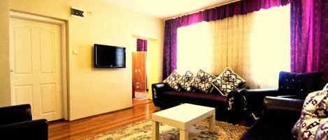 Familiesuite | Opholdsområde | 82-tommers tv med satellitkanaler