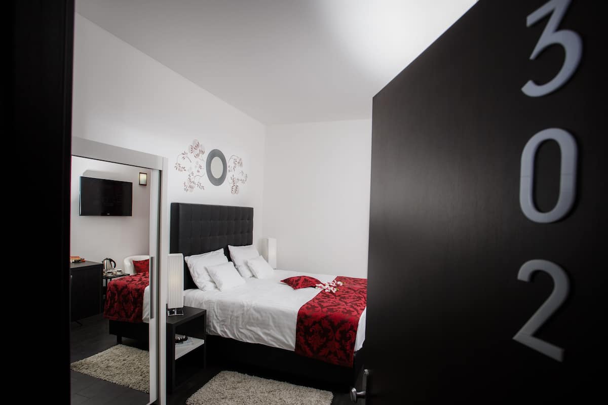 Superior Twin Room, City View | Premium bedding, minibar, in-room safe, individually decorated