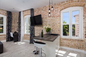 Luxury Studio Suite  | 起居区 | 55-英寸液晶电视 （配备有线频道）、电视