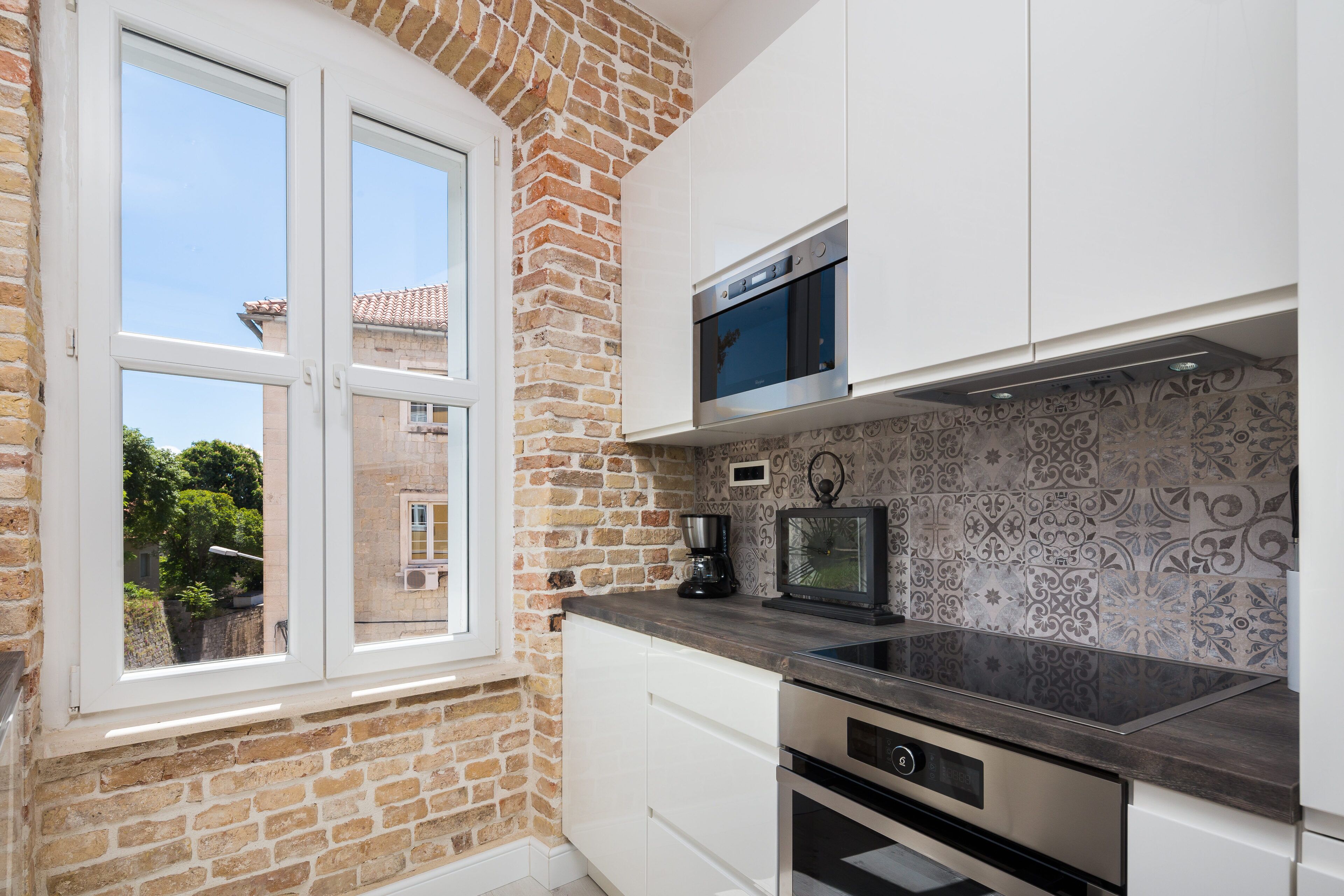 luxury studio suite  | private kitchen | coffee/tea maker, electric kettle