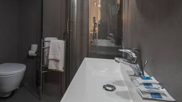 Habitación triple | Baño | Regadera, regadera tipo lluvia, amenidades de baño gratuitas