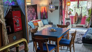 Moroccan Suite | أغطية فراش متميزة وأسرّة بإسفنج يتكيف مع شكل الجسم ومكواة/لوح كي