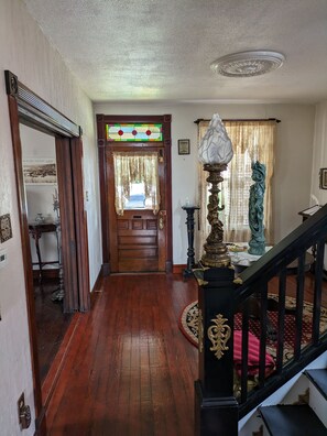 Property entrance - The Old Parsonage B&B (Leechburg)