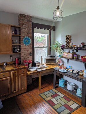 Fridge, microwave, toaster, toaster oven - The Old Parsonage B&B (Leechburg)