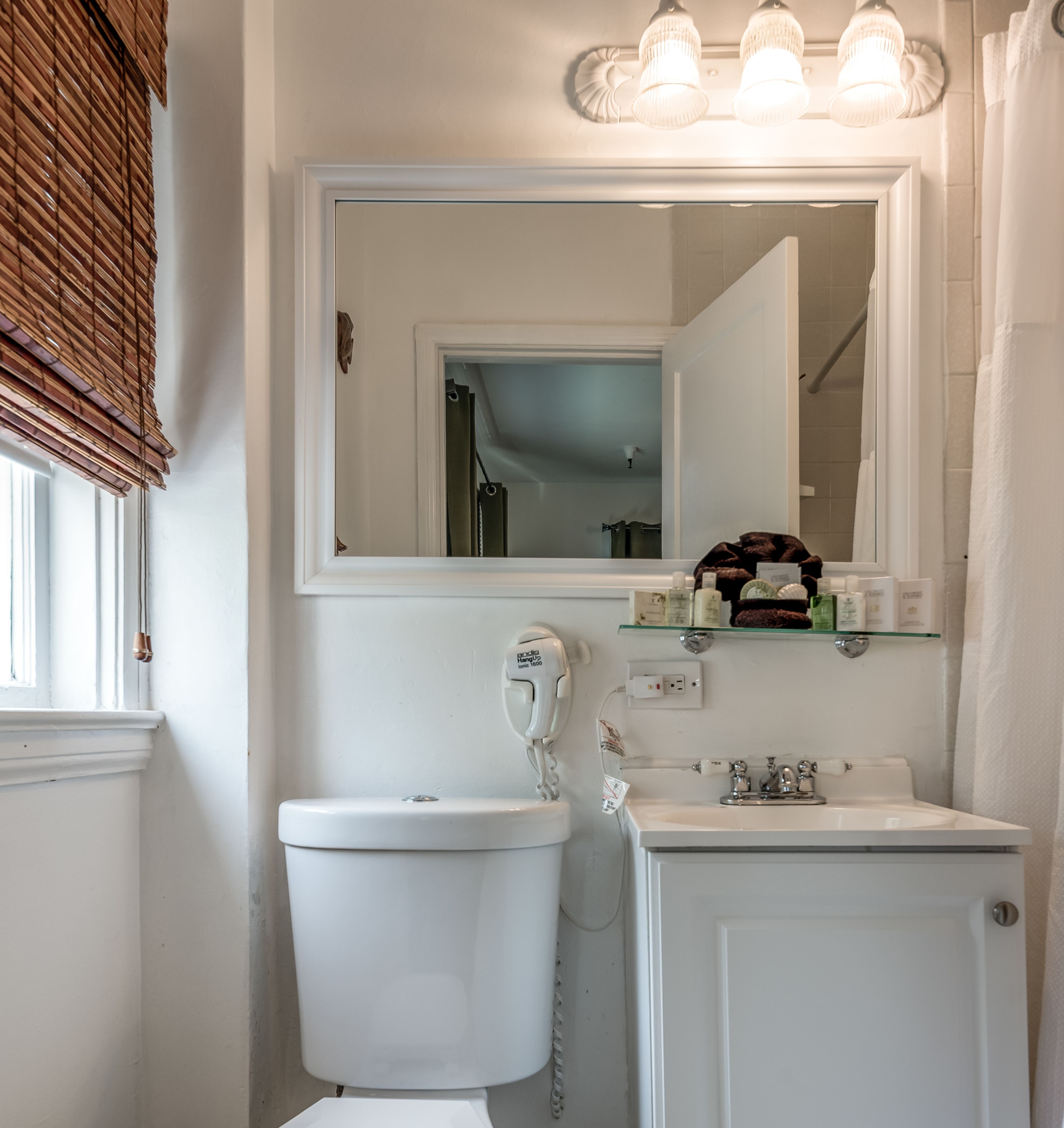 superior room, 1 queen bed | bathroom | combined shower/bathtub, hydromassage showerhead, designer toiletries