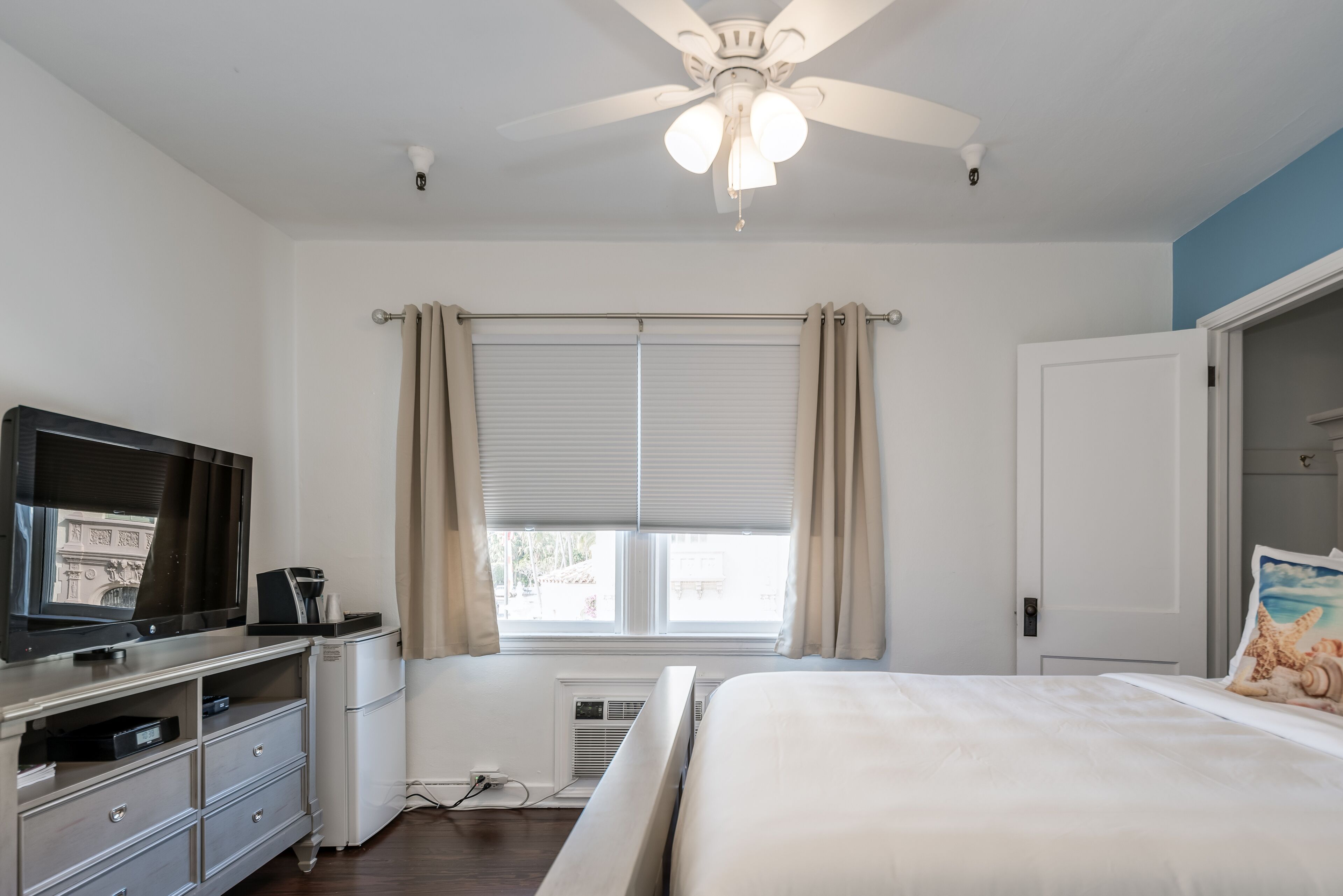 superior room, 1 queen bed | premium bedding, down duvets, pillow-top beds, in-room safe