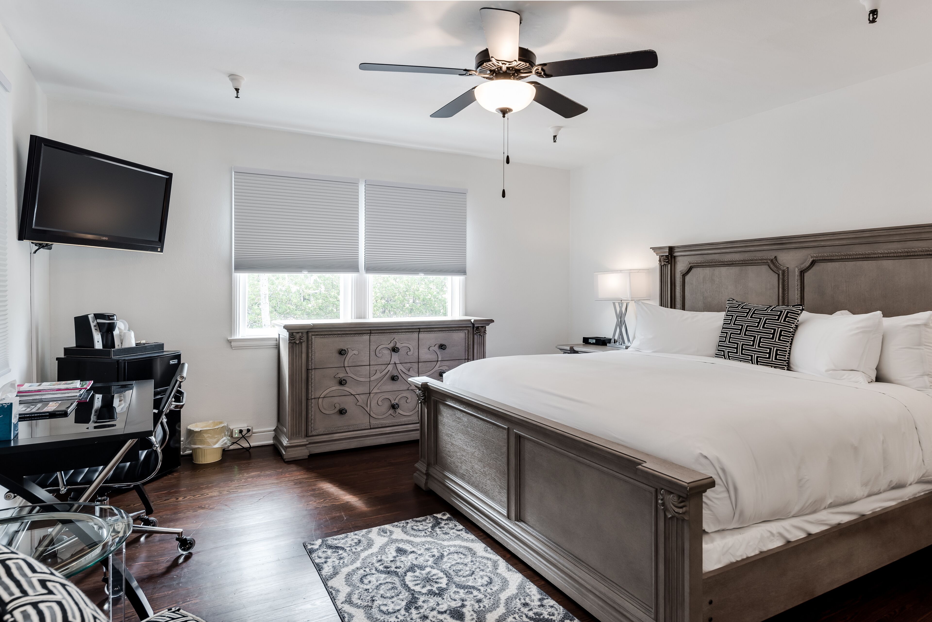 king deluxe | premium bedding, down duvets, pillow-top beds, in-room safe