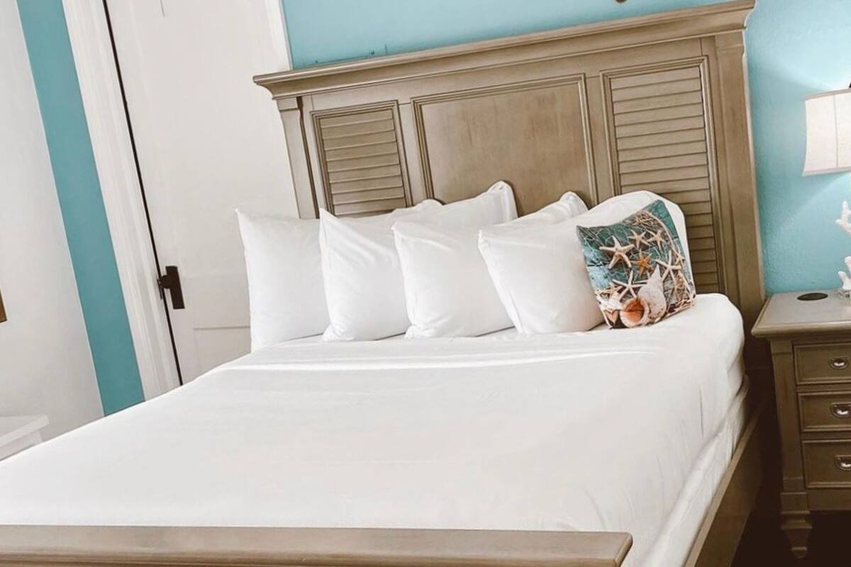 superior room, 1 queen bed | premium bedding, down duvets, pillow-top beds, in-room safe