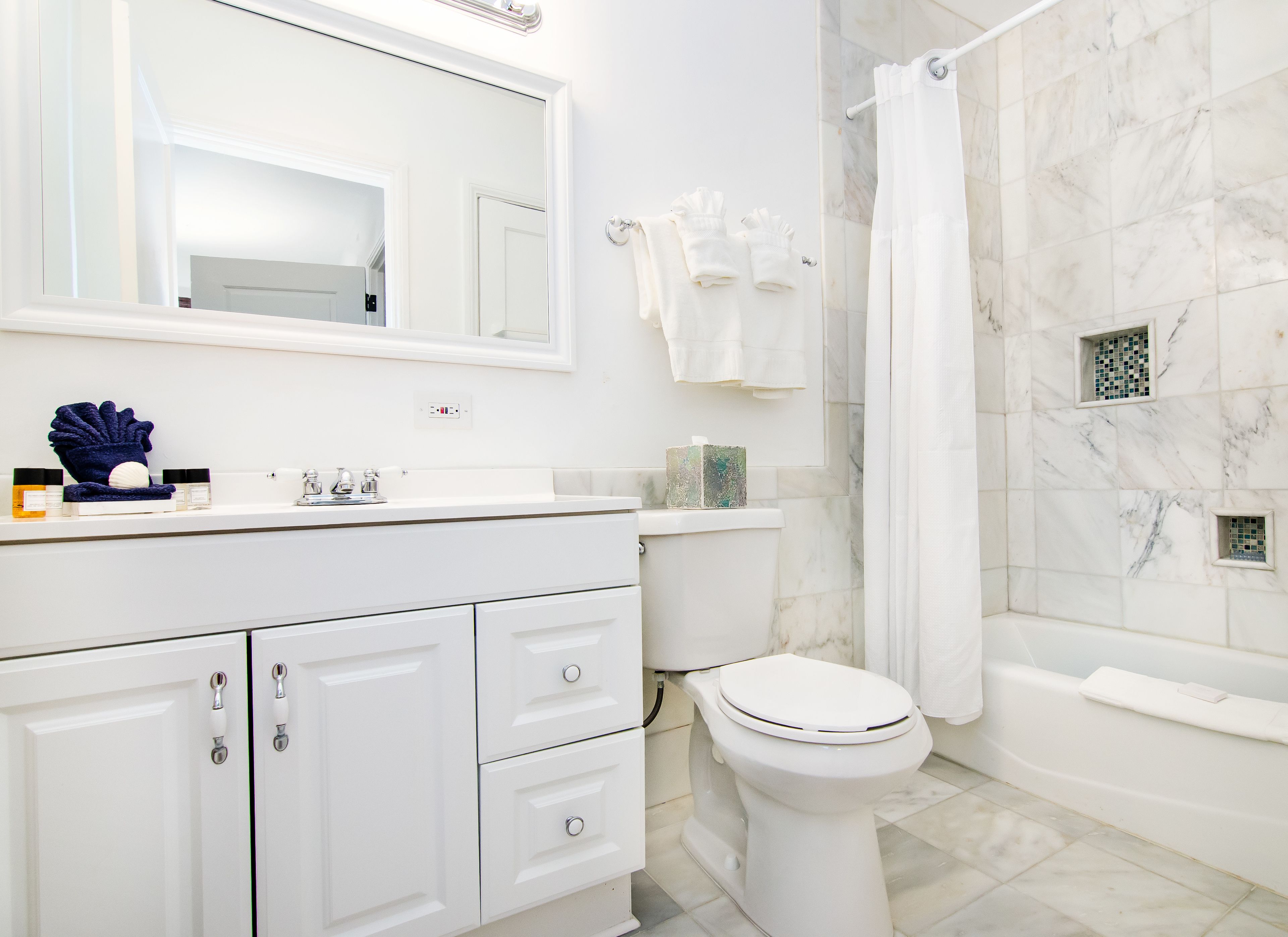 executive king suite | bathroom | combined shower/bathtub, hydromassage showerhead, designer toiletries