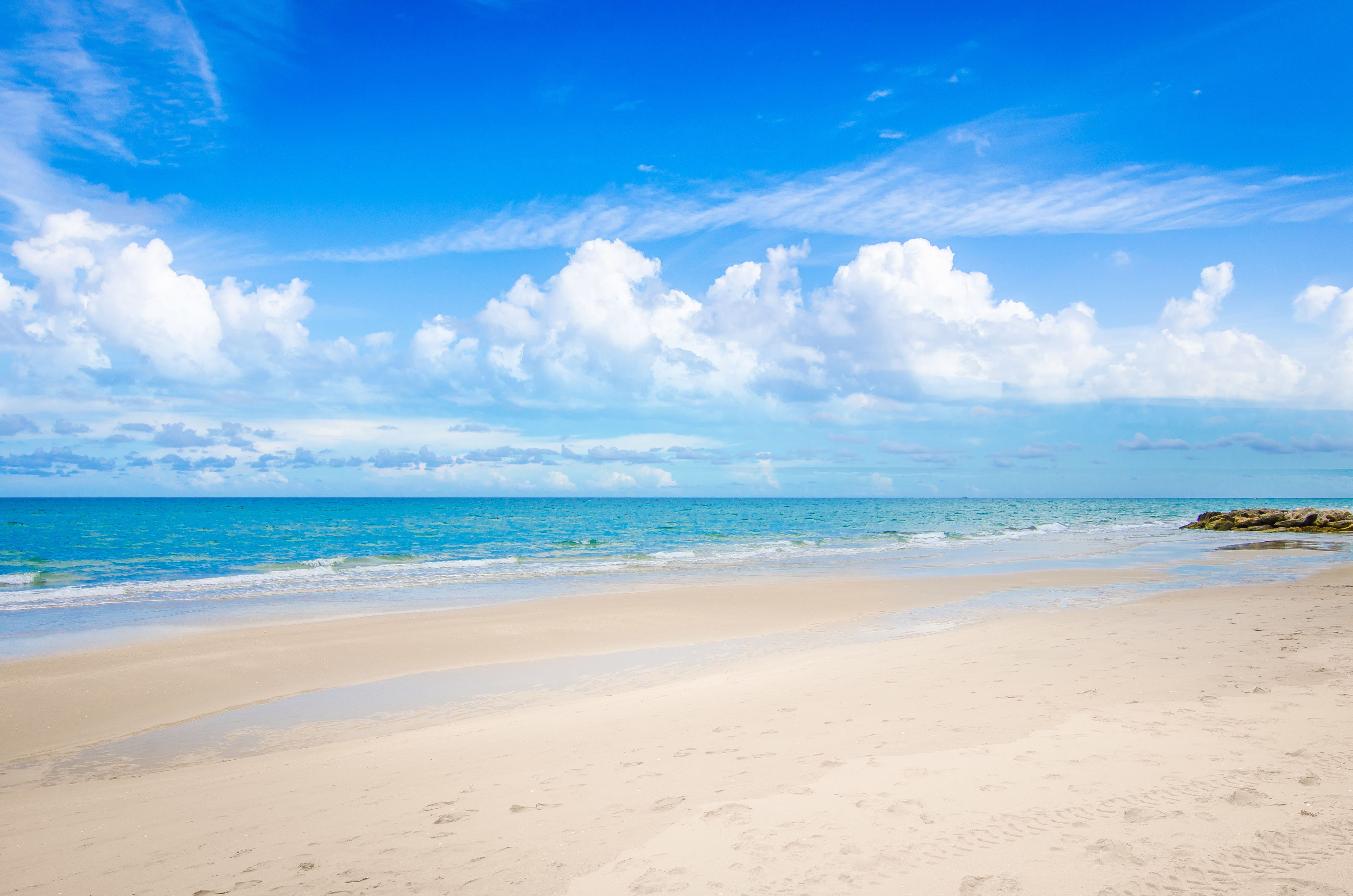 beach nearby, sun-loungers, beach umbrellas, beach towels