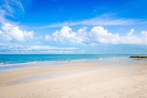 بالقرب من الشاطئ، كراسي للتشمس، مظلات الشاطئ، مناشف للشاطئ