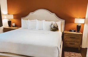 Premium bedding, down duvets, pillow-top beds, in-room safe - Palm Beach Historic Inn (Palm Beach)