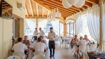 Breakfast, lunch and dinner served