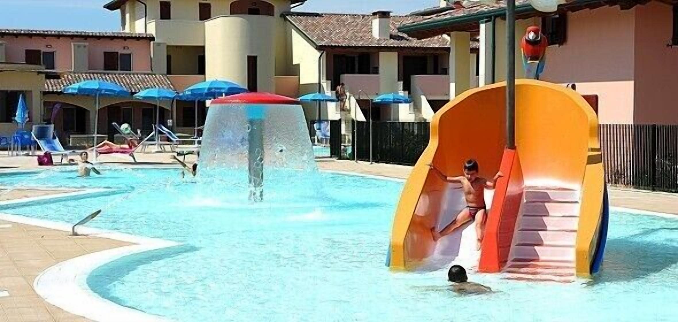 Piscine extérieure, parasols de plage, chaises longues