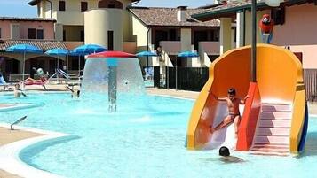 Piscina all'aperto, ombrelloni da piscina, lettini