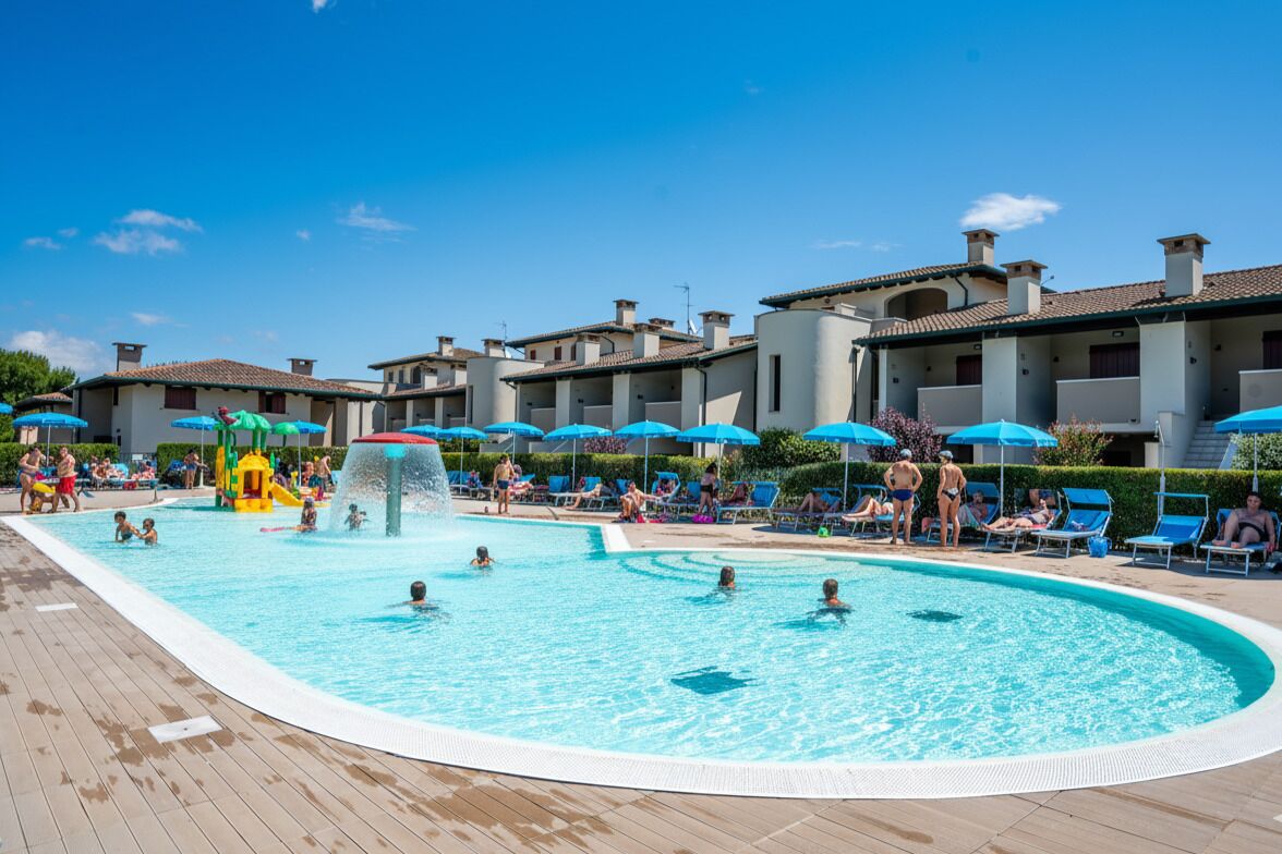 Piscine extérieure, parasols de plage, chaises longues