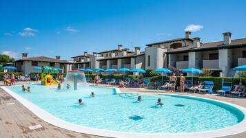 Piscine extérieure, parasols de plage, chaises longues