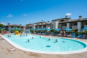 Outdoor pool, pool umbrellas, pool loungers - Airone Bianco Residence Village (Comacchio)