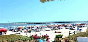 Private beach nearby, free beach shuttle, sun-loungers, beach umbrellas