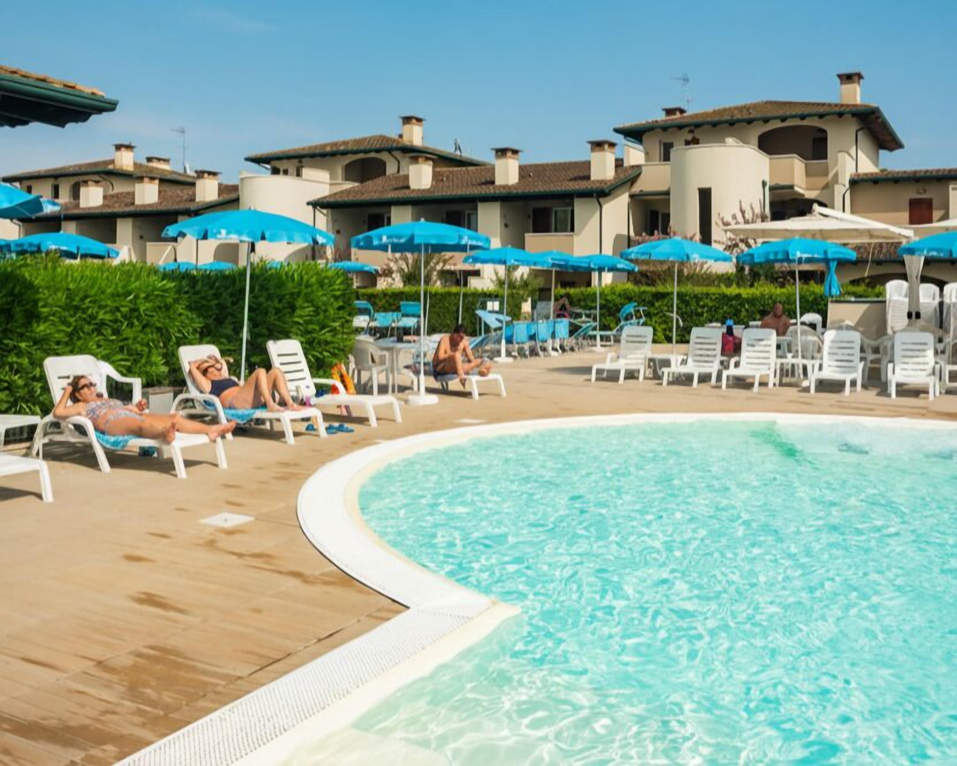 Außenpool, Sonnenschirme, Liegestühle