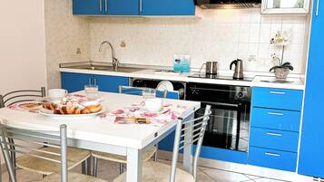 Huoneisto, 1 makuuhuone | Oleskelualue | 19–tuumainen LCD-televisio, jossa satelliittikanavat