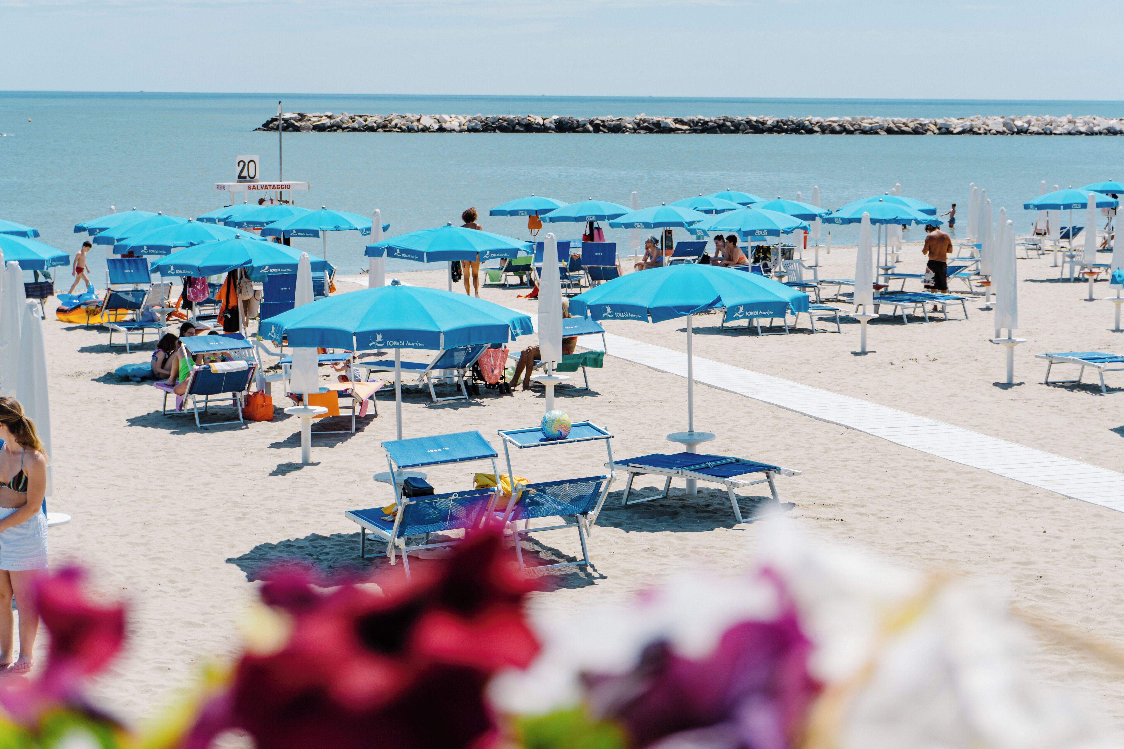 Yksityinen ranta lähistöllä, ilmaiset rantakuljetukset, aurinkotuoleja