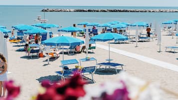 Yksityinen ranta lähistöllä, ilmaiset rantakuljetukset, aurinkotuoleja