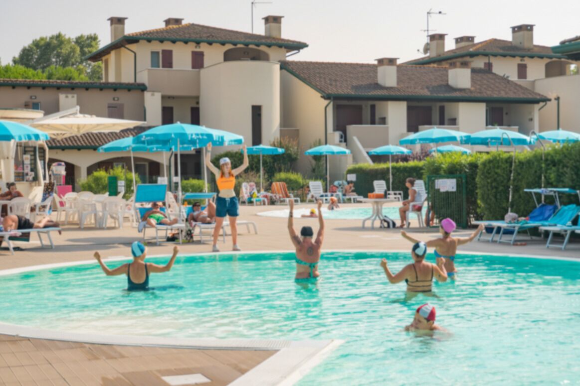 Ulkouima-allas, aurinkovarjoja, aurinkotuoleja