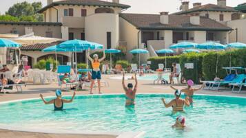 Ulkouima-allas, aurinkovarjoja, aurinkotuoleja