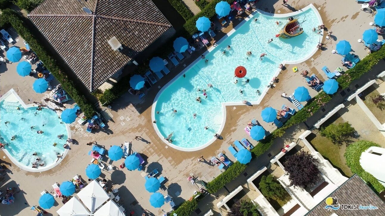 Piscina all'aperto, ombrelloni da piscina, lettini