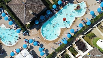 Piscina all'aperto, ombrelloni da piscina, lettini