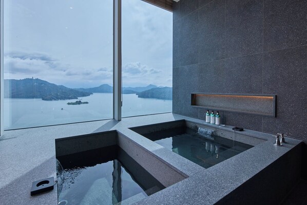 Separate bathtub and shower, spring water bathtub, hair dryer, bathrobes