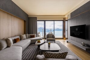 Deluxe Suite, Lake View | Living room