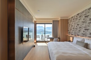 Suite Deluxe, vista al lago | 1 habitación, ropa de cama de alta calidad y edredón 