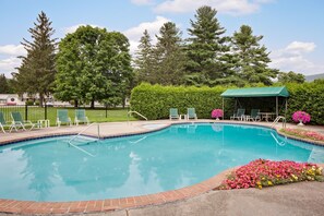 Een binnenzwembad en een seizoensgebonden buitenzwembad