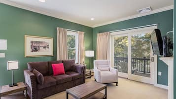 Individually decorated, blackout curtains, iron/ironing board, free WiFi