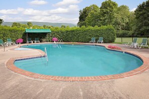 Innenpool, Außenpool (je nach Saison geöffnet), Sonnenschirme