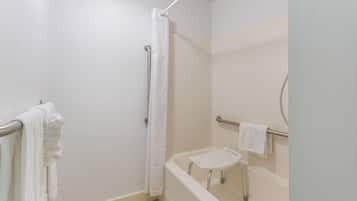 Un baño con ducha, bañera y retrete.
