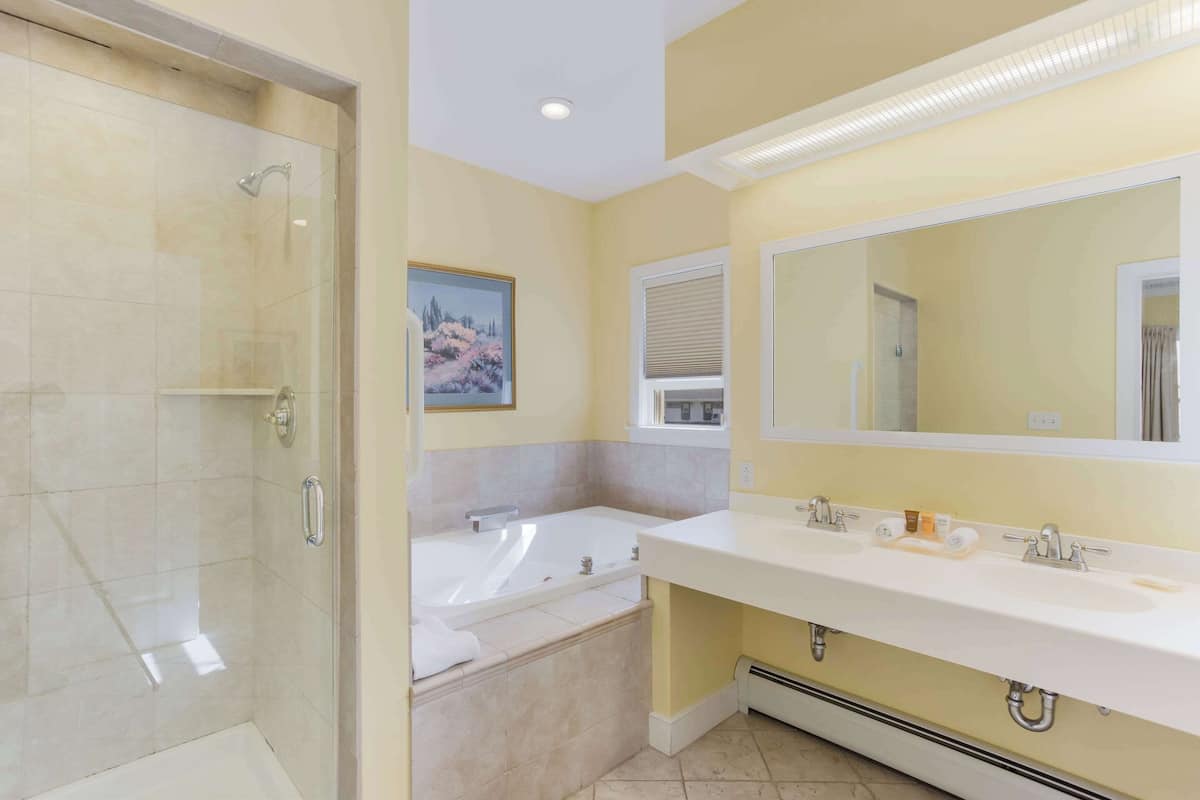 suite, 1 king bed, non smoking | bathroom | designer toiletries, hair dryer, towels, soap