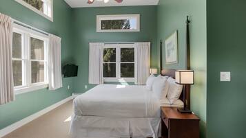 Suite, 1 King Bed, Non Smoking | Individually decorated, blackout drapes, iron/ironing board, free WiFi