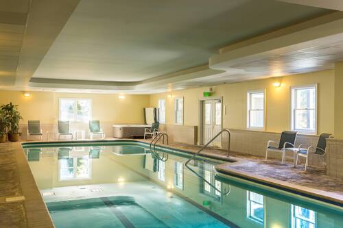 Piscine intérieure, piscine extérieure en saison, 9 h à 21 h, parasols