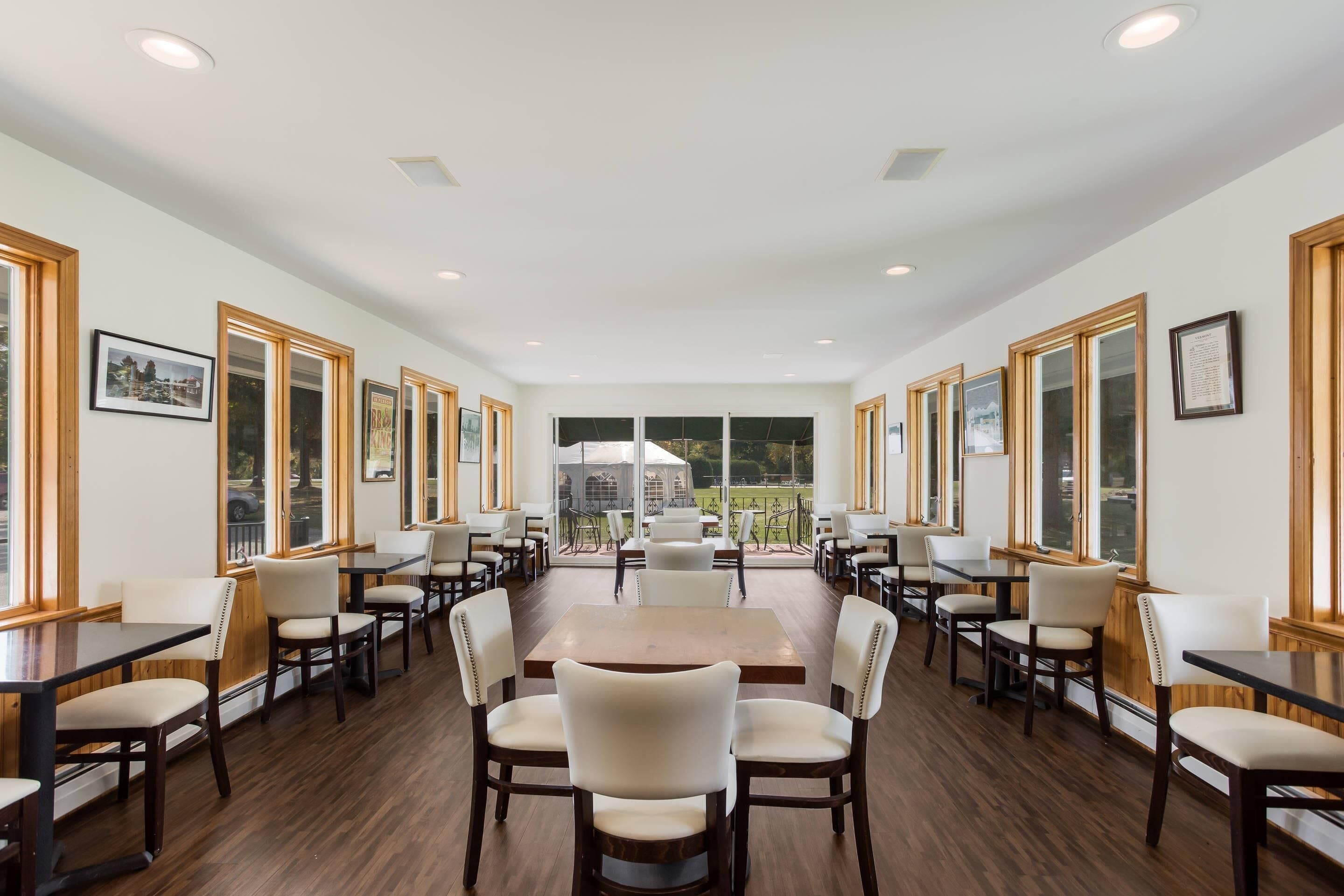 Serveert ontbijt en diner, Amerikaanse gerechten