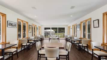 Se sirven desayunos y cenas, cocina americana