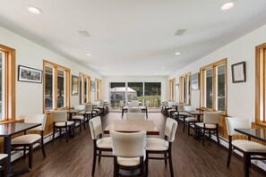 供應早餐及晚餐;美國菜