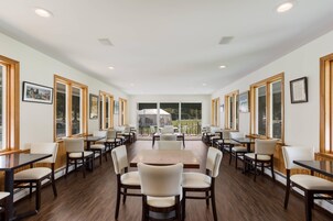 供应早餐和晚餐，美洲菜