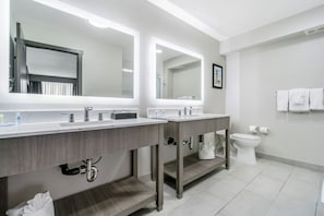 1 King Bed, Suite, Nonsmoking, Upgrade | 1 makuuhuone, allergiatestatut vuodevaatteet